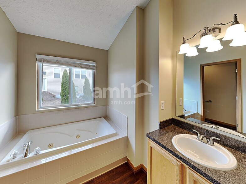 Building Photo - 1121 Streamside Dr