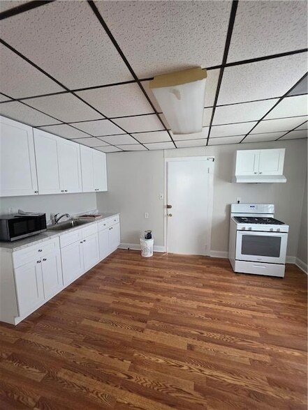 Building Photo - 200 Iris Ave
