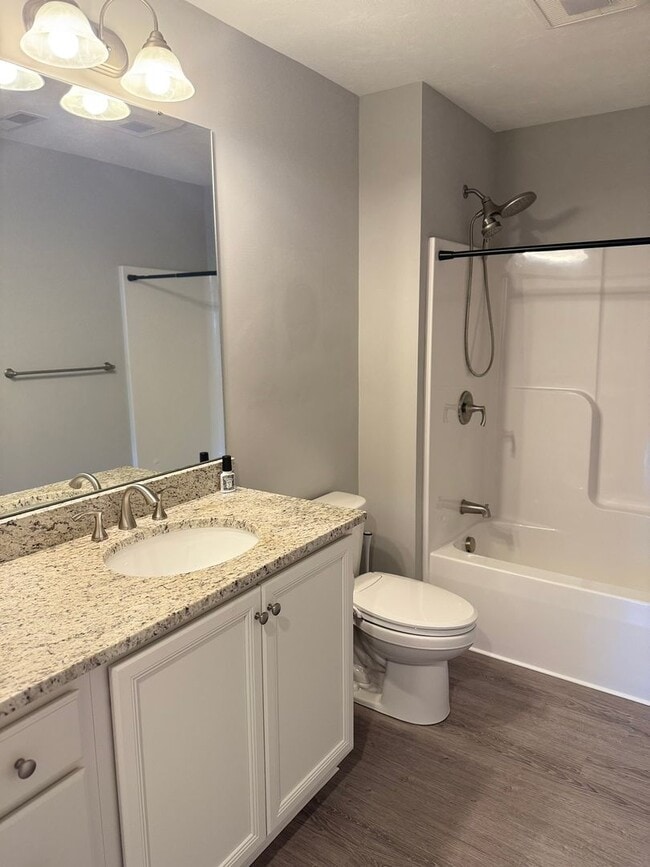 Building Photo - Bright, Spacious 2 bedroom condo in prime ...