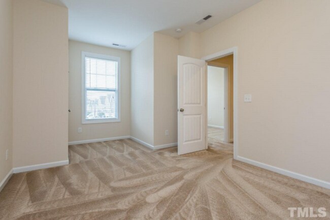 Building Photo - Gorgeous Town Home and Great Location