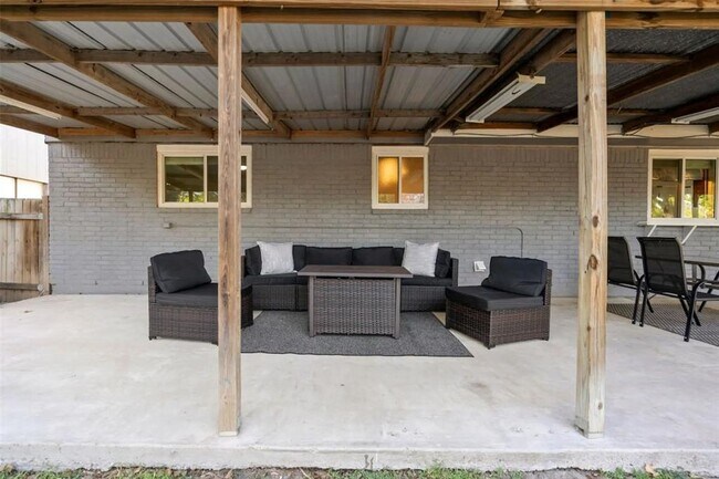 Building Photo - 6509 Sunstrip Dr