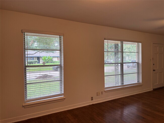 Building Photo - 4013 Newshire Dr