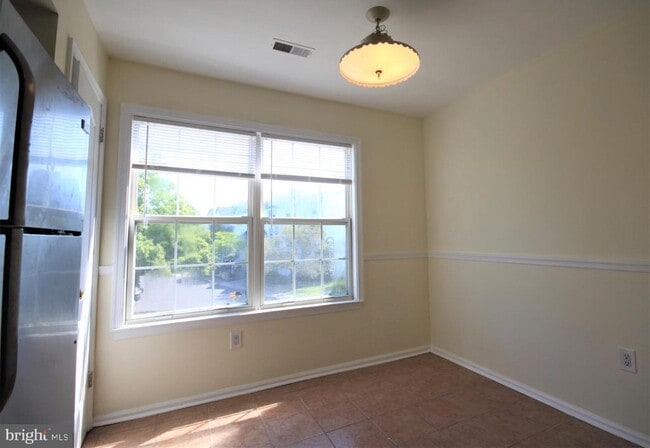 Building Photo - 4000 Quaker Ct