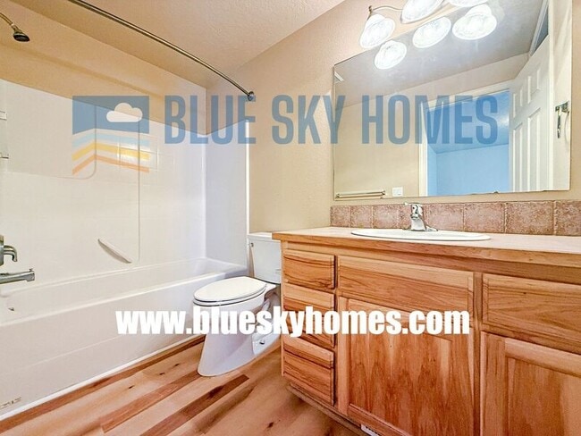 Building Photo - 1011 E Victory Rd