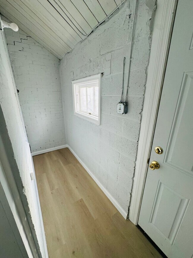 Building Photo - 2562 N Chadwick St