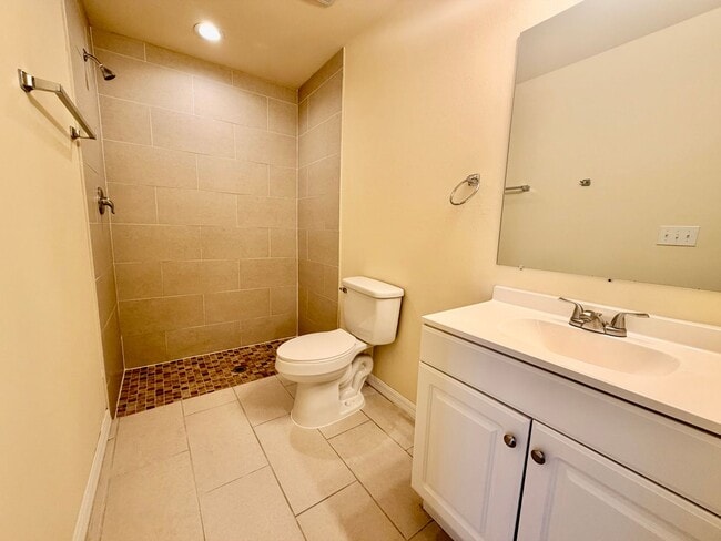 Building Photo - Like-New 3BR-2 Bath Duplex w/ Garage, Prime Cape Coral Location + Flexible Lease Options+Pet Frie...