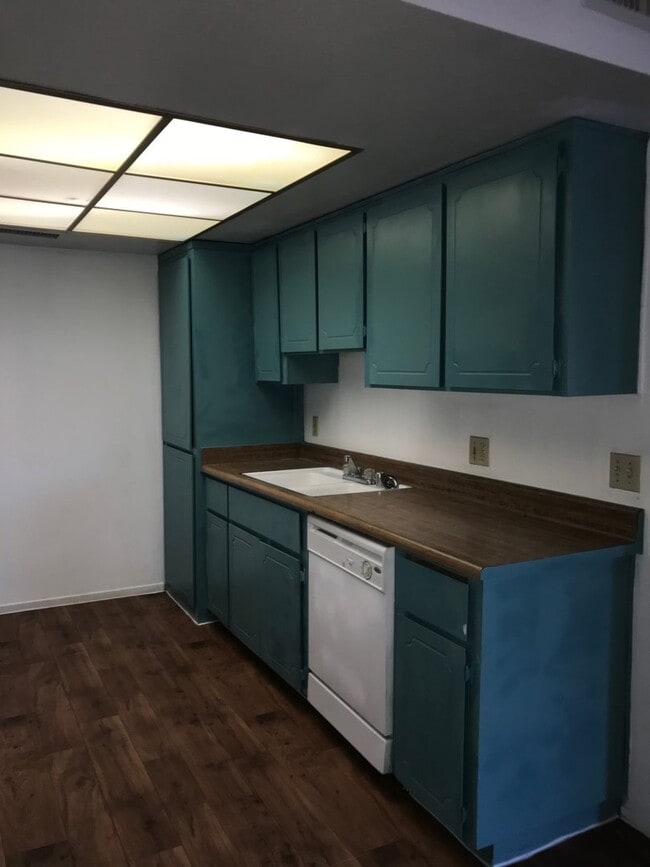 Building Photo - BEAUTIFUL 2 BEDS 1 1/2  BATHROOM APARTMENT PLUS 1 CAR GARAGE MLOVE IN SPECIAL