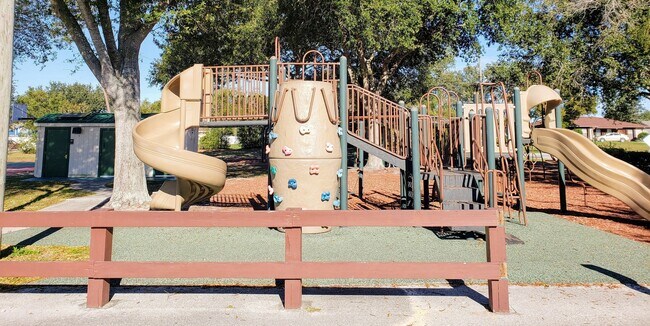 Building Photo - 3 Bed / 2 Bath Home In Deltona Available NOW!!