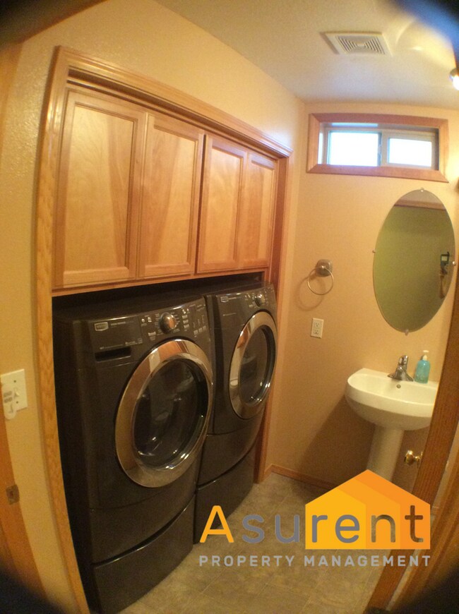 Building Photo - 2-Bedroom Townhouse Close to Hospitals, Gr...