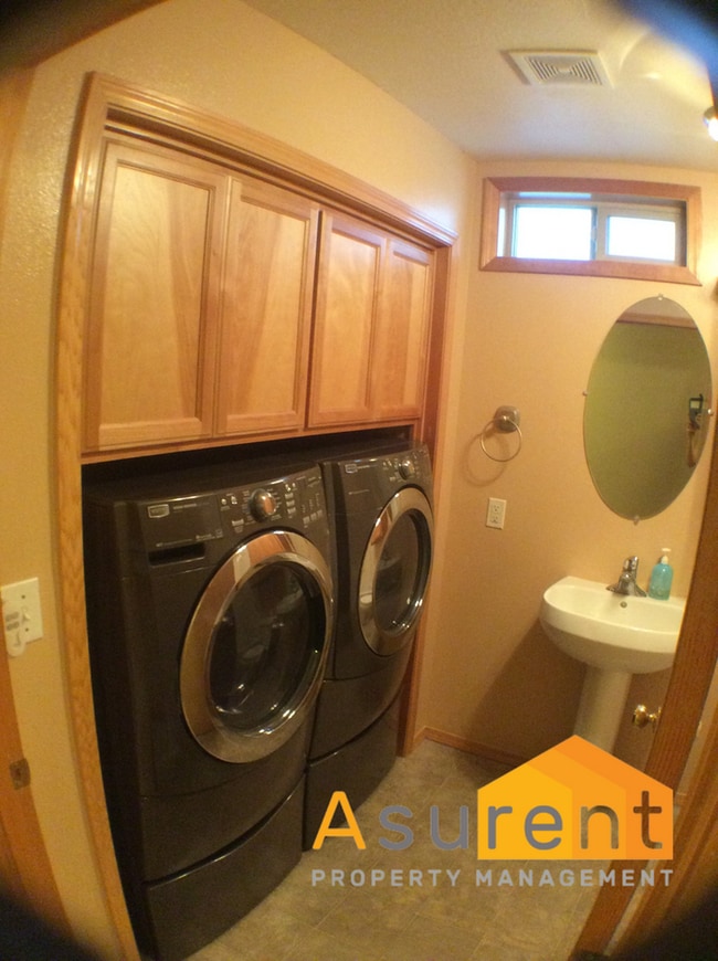 Building Photo - 2-Bedroom Townhouse Close to Hospitals, Great Private, Central Location!