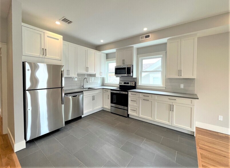 Building Photo - 70 Spring St