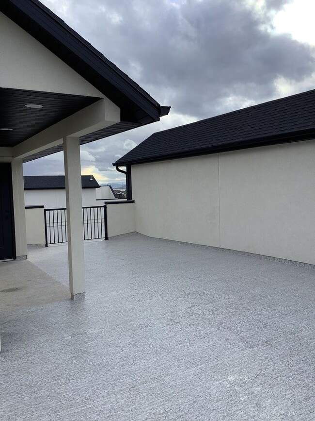 Building Photo - Townhome with Rooftop Balcony in Prime American Fork Location