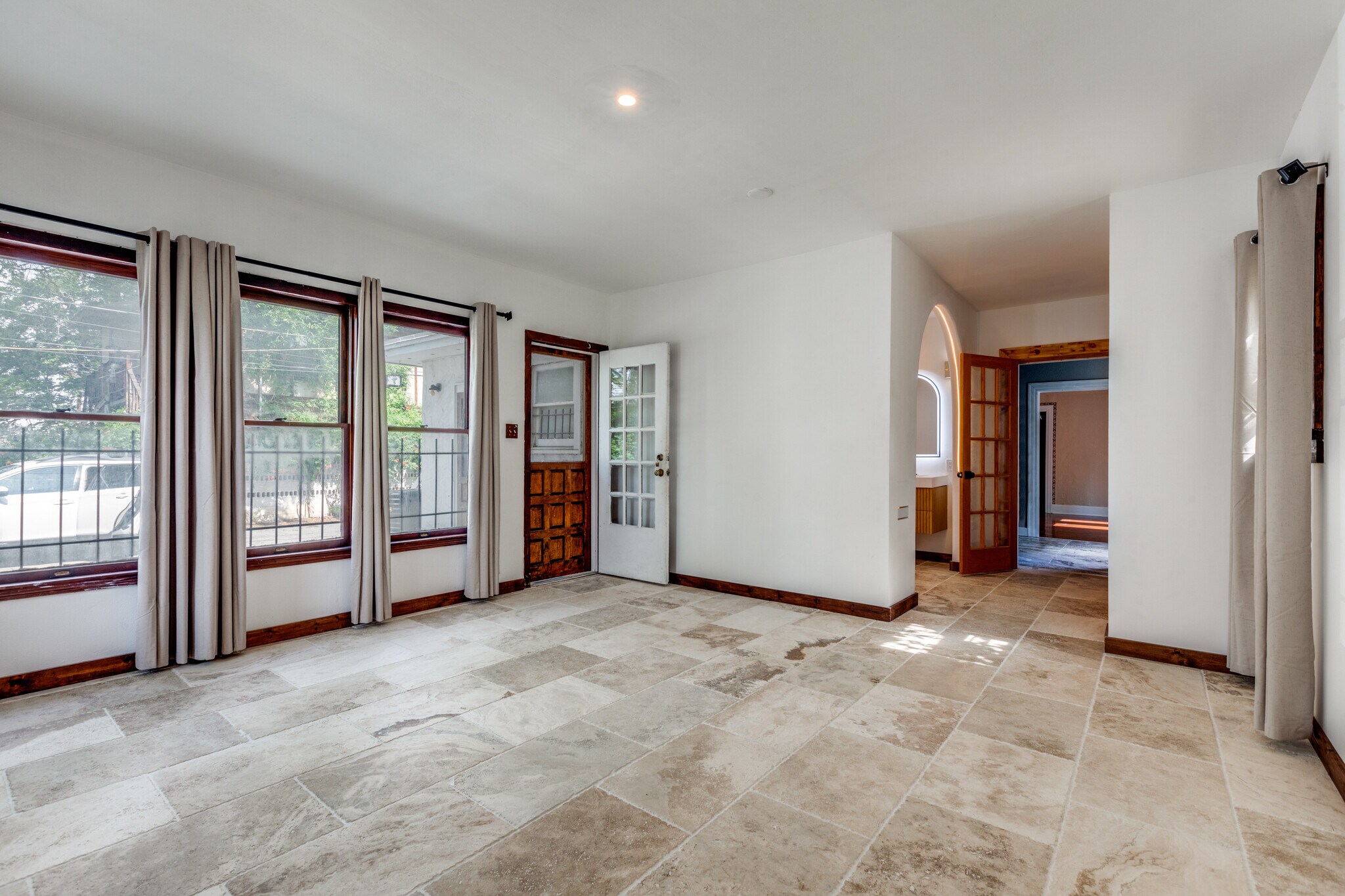 Master Bed - 135 E Ridgewood Ct