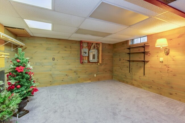 Building Photo - 246 Winding Pond Rd