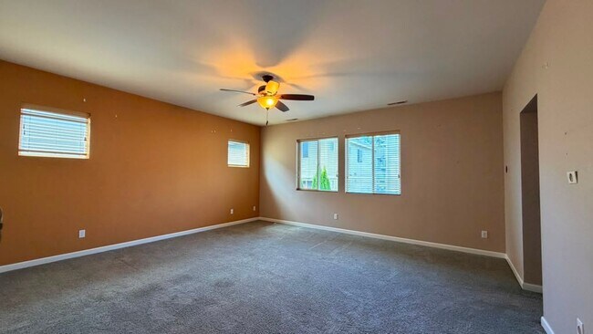 Building Photo - Spacious 4-Bed Home with Loft & Covered Patio in North Creek