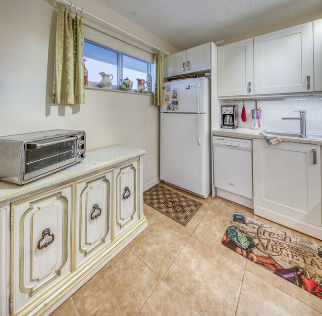 Building Photo - 2728 Garden Dr N