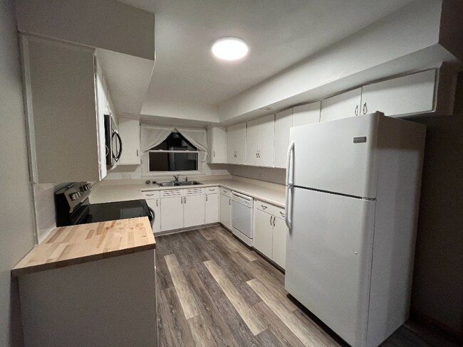 Building Photo - 601 E Mumford Dr