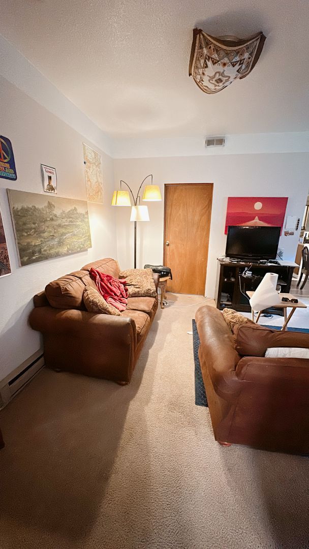 Building Photo - PRELEASE: 5 bdrm/2 bath in York neighborhood