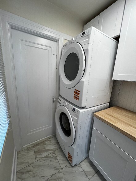 Building Photo - 2211 N Van Ness Blvd