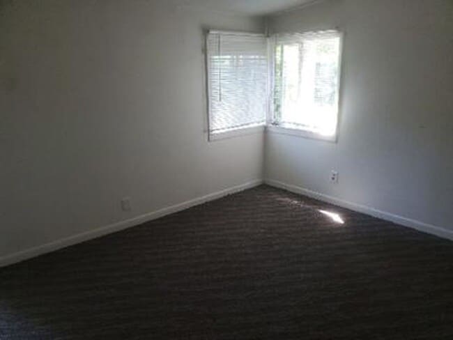 Building Photo - STUDENTS WELCOME! 4 Bed 2 Bath House 1 Block North of CSU