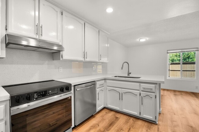 Building Photo - Fully Renovated 3-Bedroom Home in the South Bay Townhomes Community!