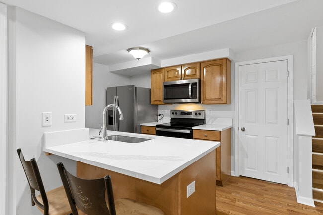 Building Photo - 8824 Robin Dr