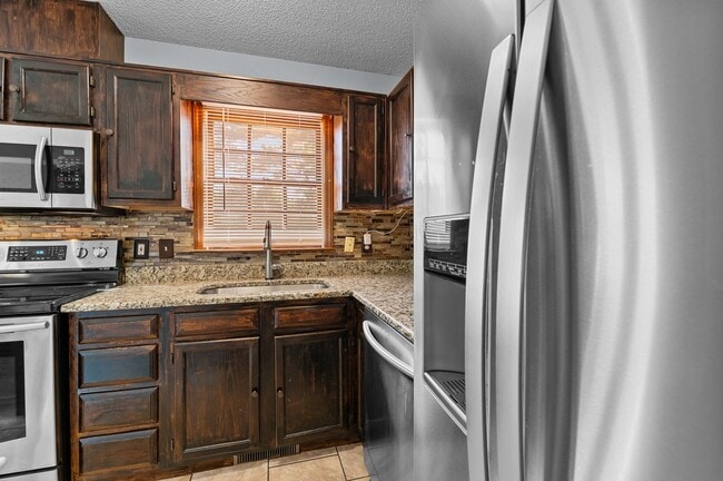 Building Photo - Welcome to your Perfect Home:  3BD, Hardwo...