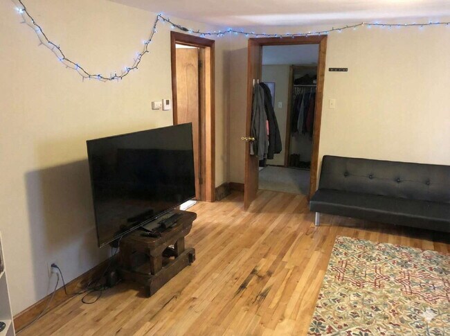 Building Photo - Great 4 Bed 1 Bath close to UWEC!