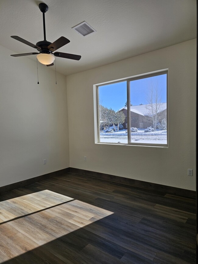 Building Photo - 2850 W Villa Loop