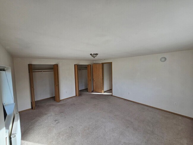 Building Photo - 1050 Deere St