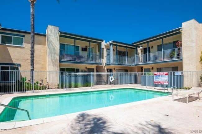 Building Photo - 732 E Lexington Ave