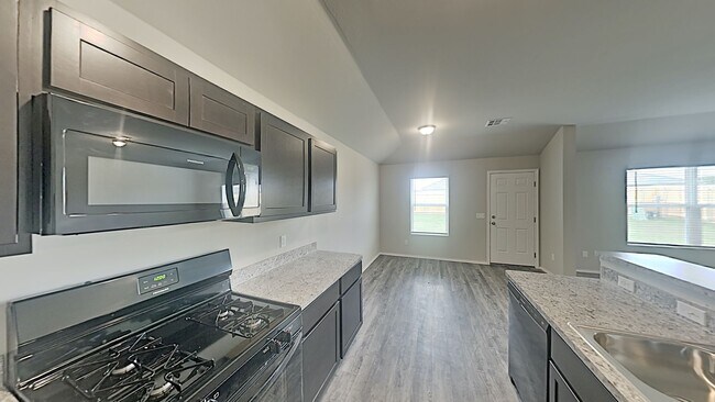 Building Photo - Very Nice 4 Bedroom 2 Bath Home in Yukon S...