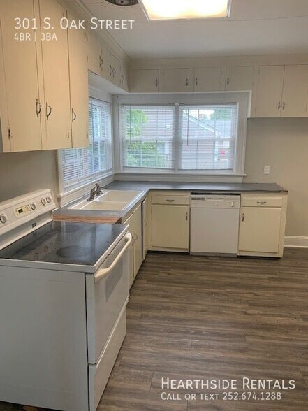 Building Photo - 301 S Oak St