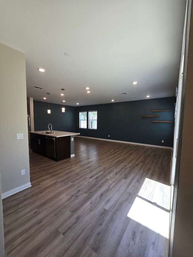 Building Photo - 3-Bedroom Home ($500 off the first month!!...