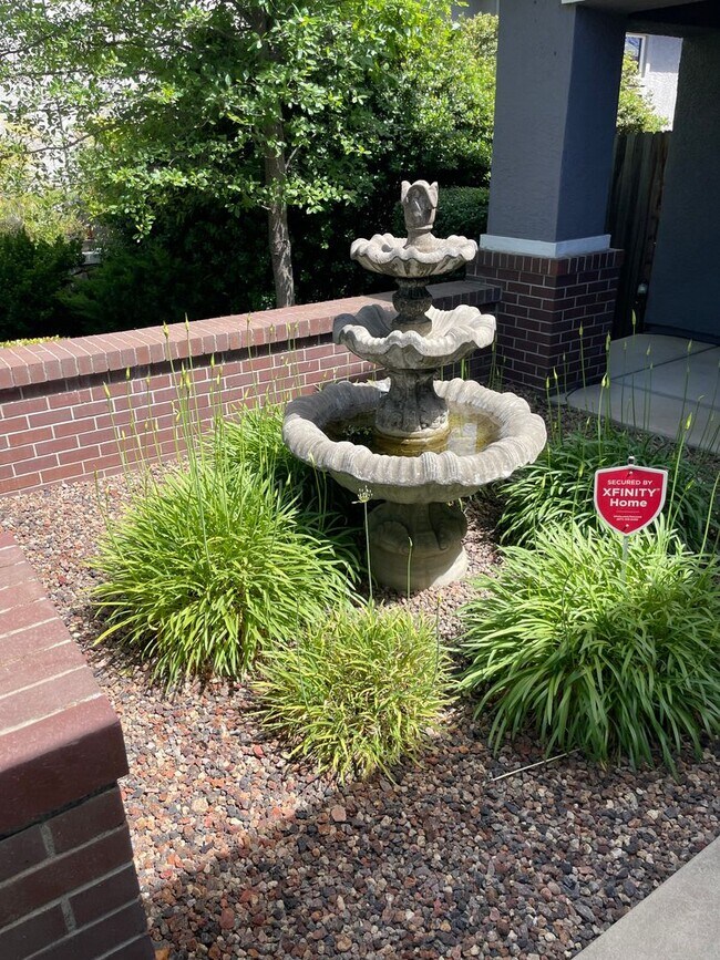 Building Photo - VERY NICELY UPDATED 3 BED, 2 BATHROOM, & 2...