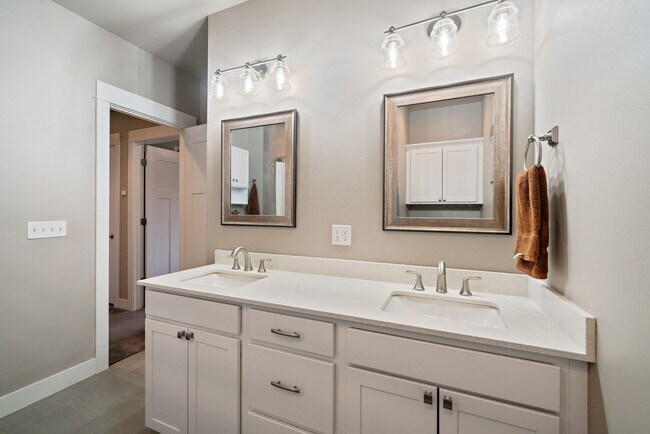 Building Photo - Modern 4-bedroom 3-bathroom Home