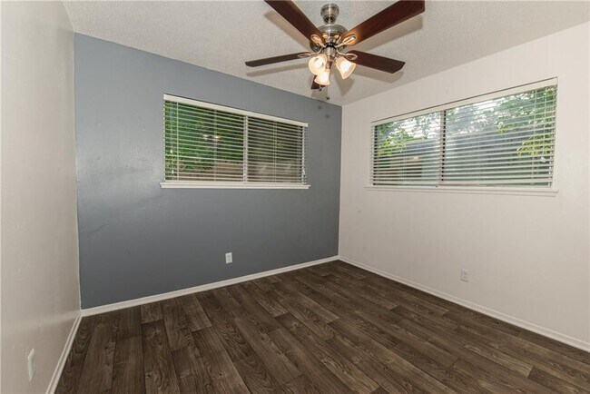 Building Photo - 1600 Parker Ln