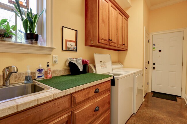 Building Photo - FULLY FURNISHED-  AVAILABLE NOW! 3 Bedroom / 3 Bath Fully- Furnished Brick home