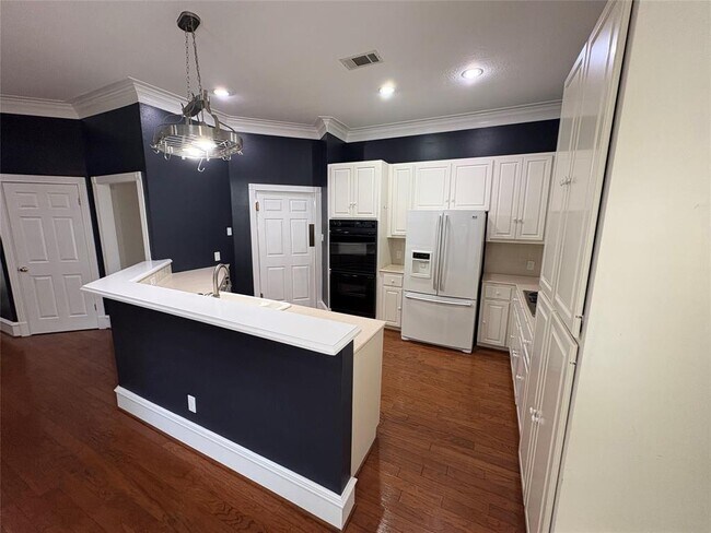Building Photo - 1204 W 39th St