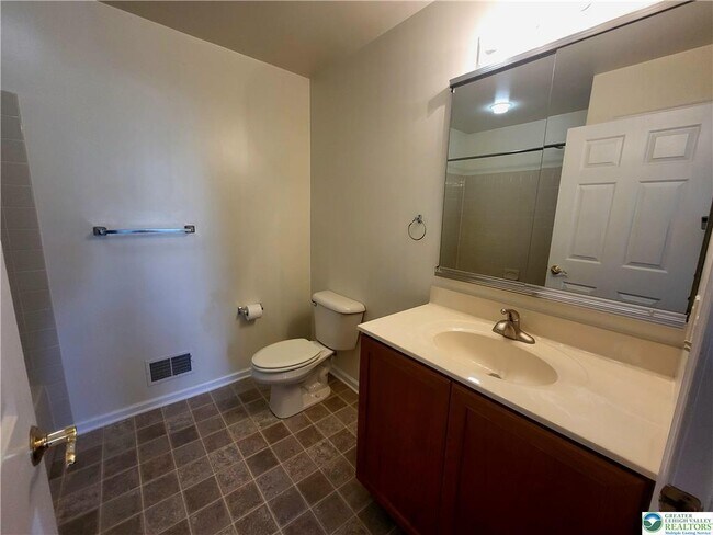 Building Photo - 5215 Spring Ridge Dr E