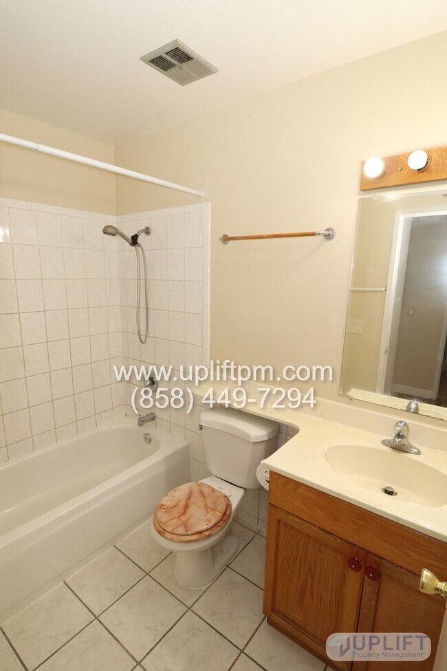 Building Photo - 3 Bed, 2 Bath House w/ 2-Car Garage, Priva...