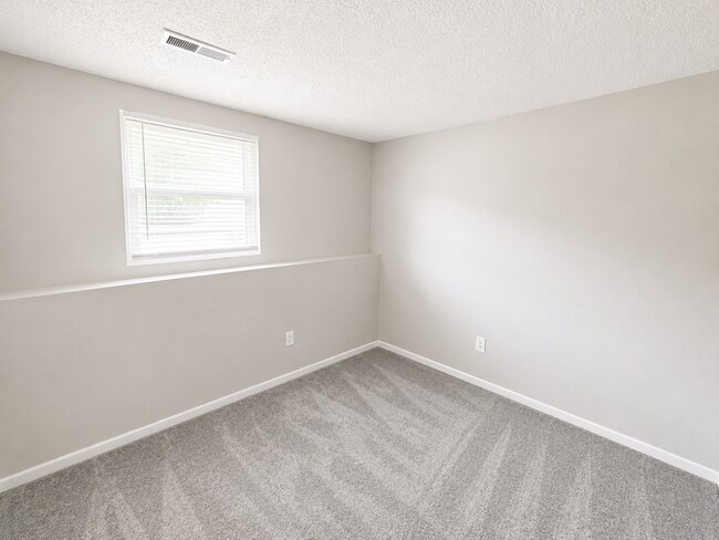Building Photo - Spacious 3 Bed, 2 Bath Split-Level Duplex with Garage in Lee's Summit!