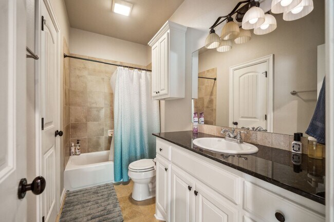 Building Photo - Stunning 5 bedroom 4.5 bath in Stonebrooke Glenn