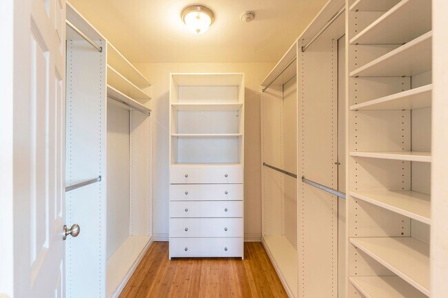 Building Photo - Beautiful Redondo Beach Condominium Rental!