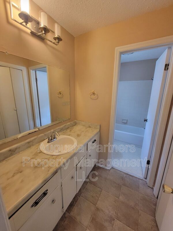 Building Photo - 117 Glenora Ct