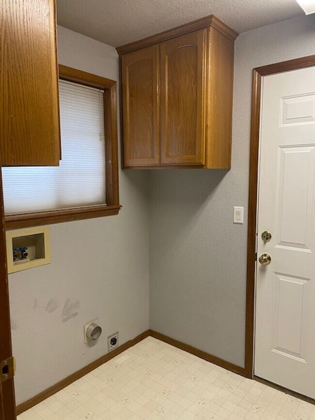 Building Photo - Quiet Peaceful 3 bedroom 2 bath Single Level home located in Central Point