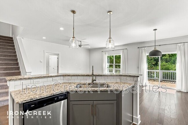 Building Photo - 17 Woodbridge Park Dr