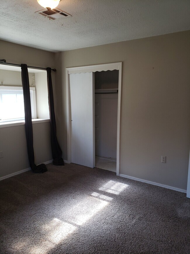 Building Photo - 652 Lotus Ave