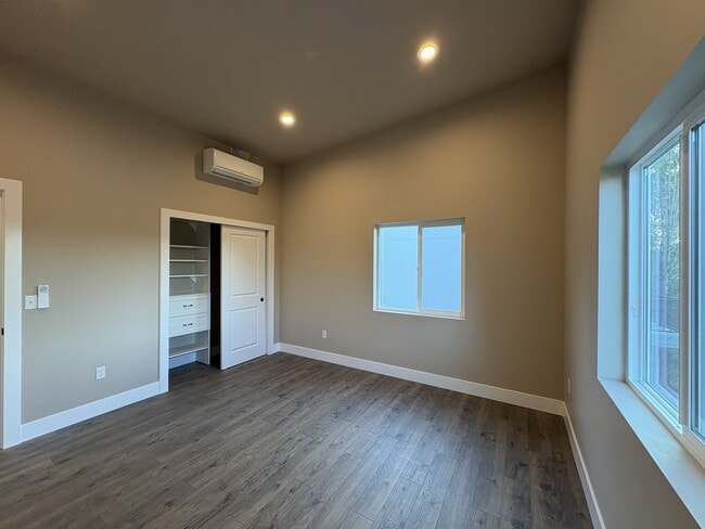 Building Photo - 1690 SE Crescent Dr