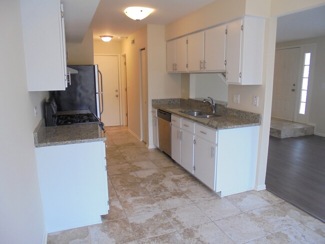 Building Photo - 302 Teak Ln